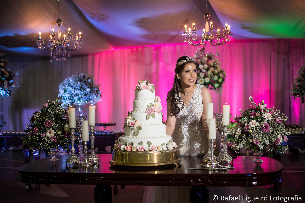 15 anos sarah debutante macaparana no bolo sorrindo linda