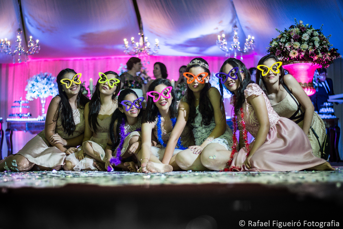 15 anos sarah debutante macaparana foto com amigas óculos de festa fantasia fluflu sentadas no chão