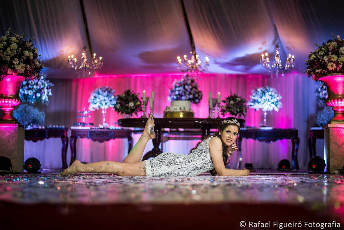 15 anos sarah debutante macaparana deitada no chao em frente ao bolo mesa de doces