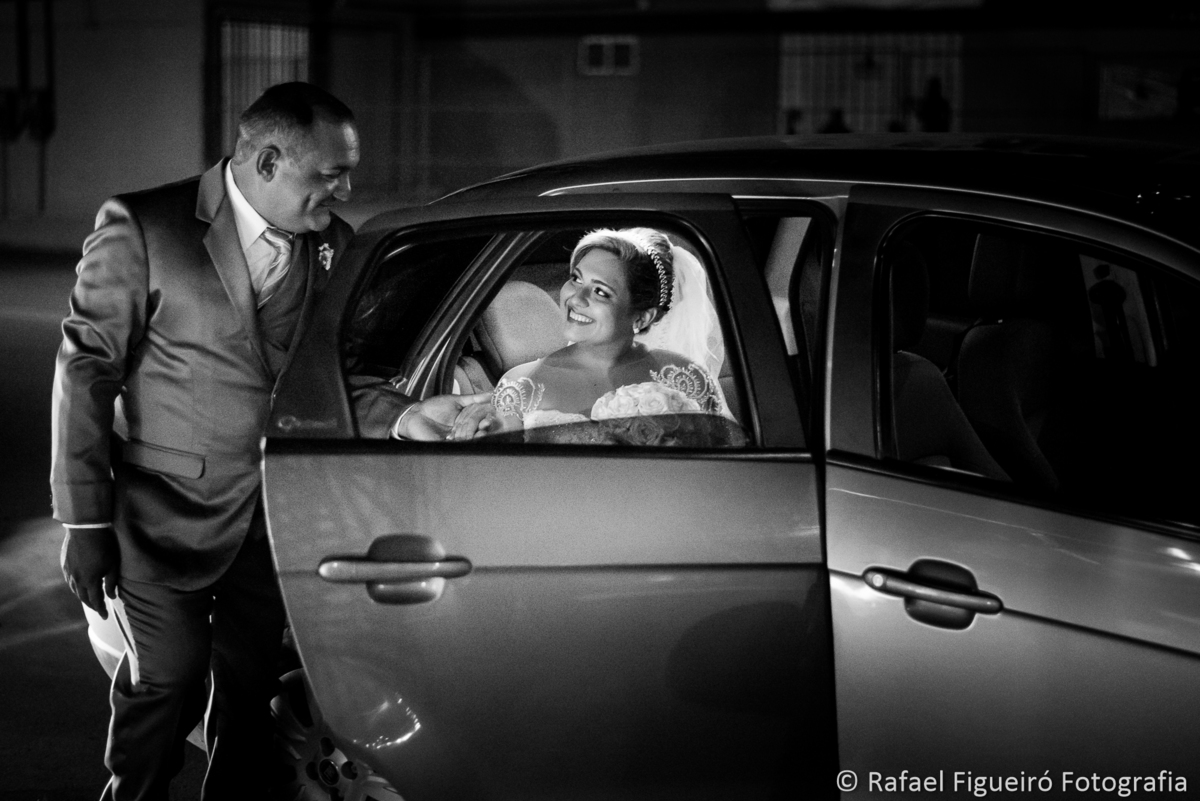 pai abrindo porta do carro noiva filha cinza casamento pb preto e branco