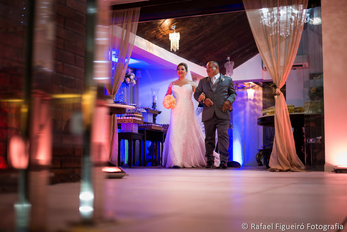 noiva entrando na cerimonia entrada com o pai casamento deyse nogueira recepções