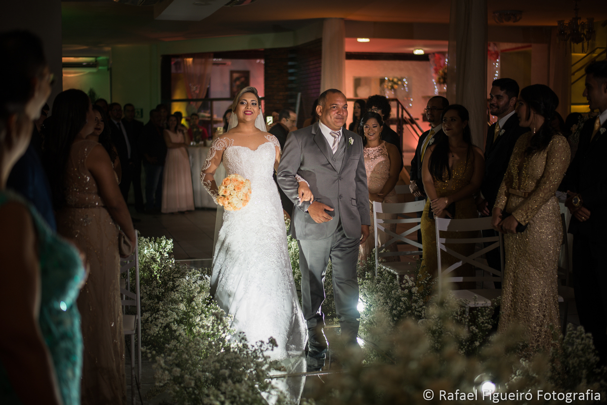 noiva entrando na cerimonia entrada com o pai casamento deyse nogueira recepções