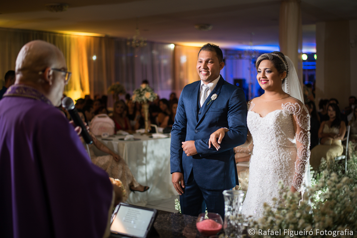 bispo de costas casal noivos sorrindo cerimonia religiosa 