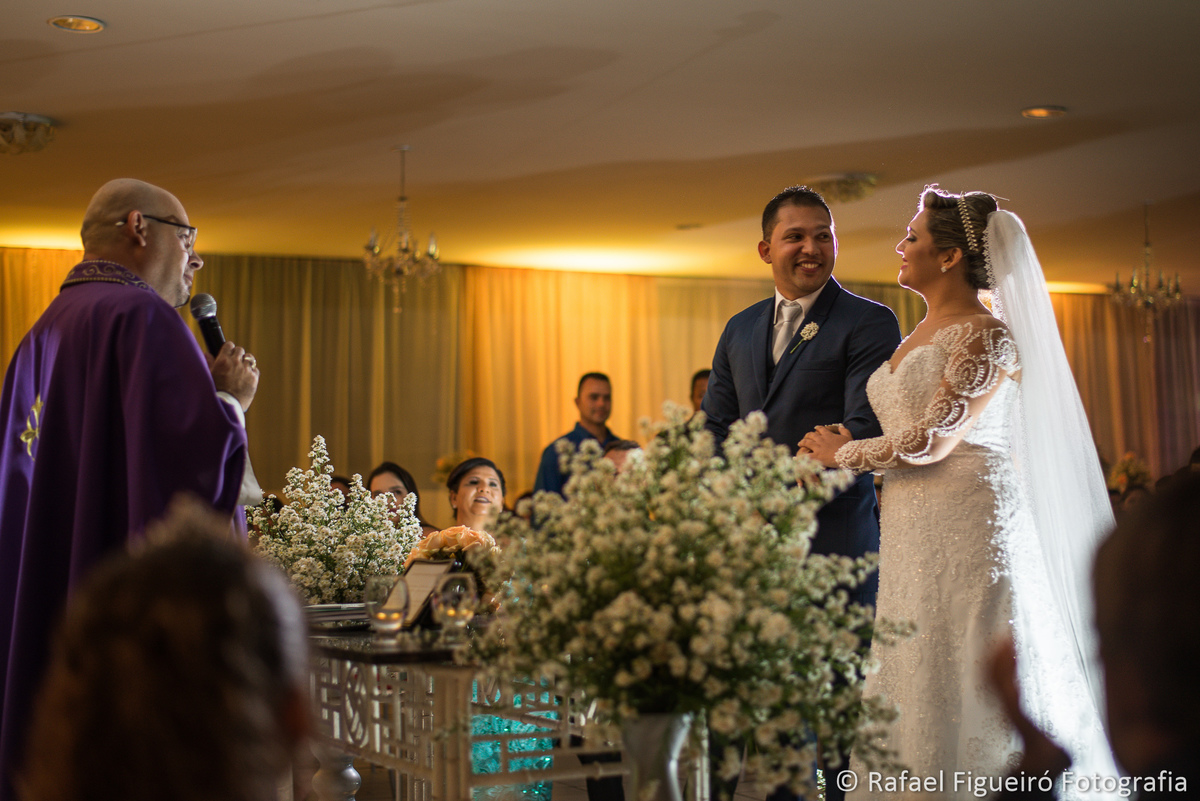 bispo de costas casal noivos sorrindo cerimonia religiosa 