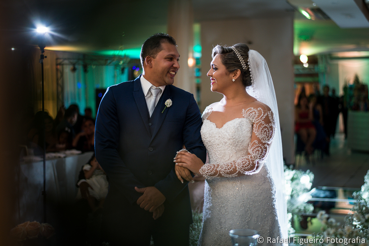  casal noivos se olhando sorrindo cerimonia religiosa 