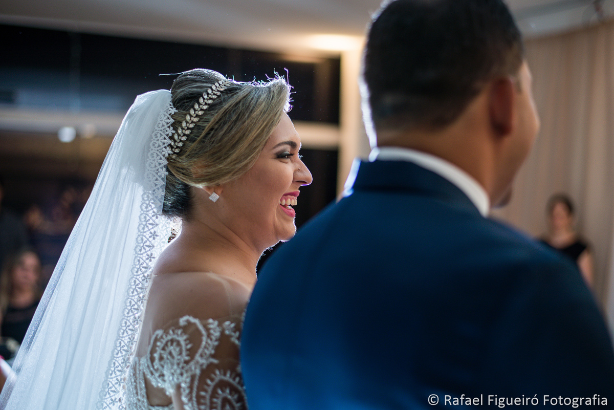 noiva perfil sorrindo noivo de costas