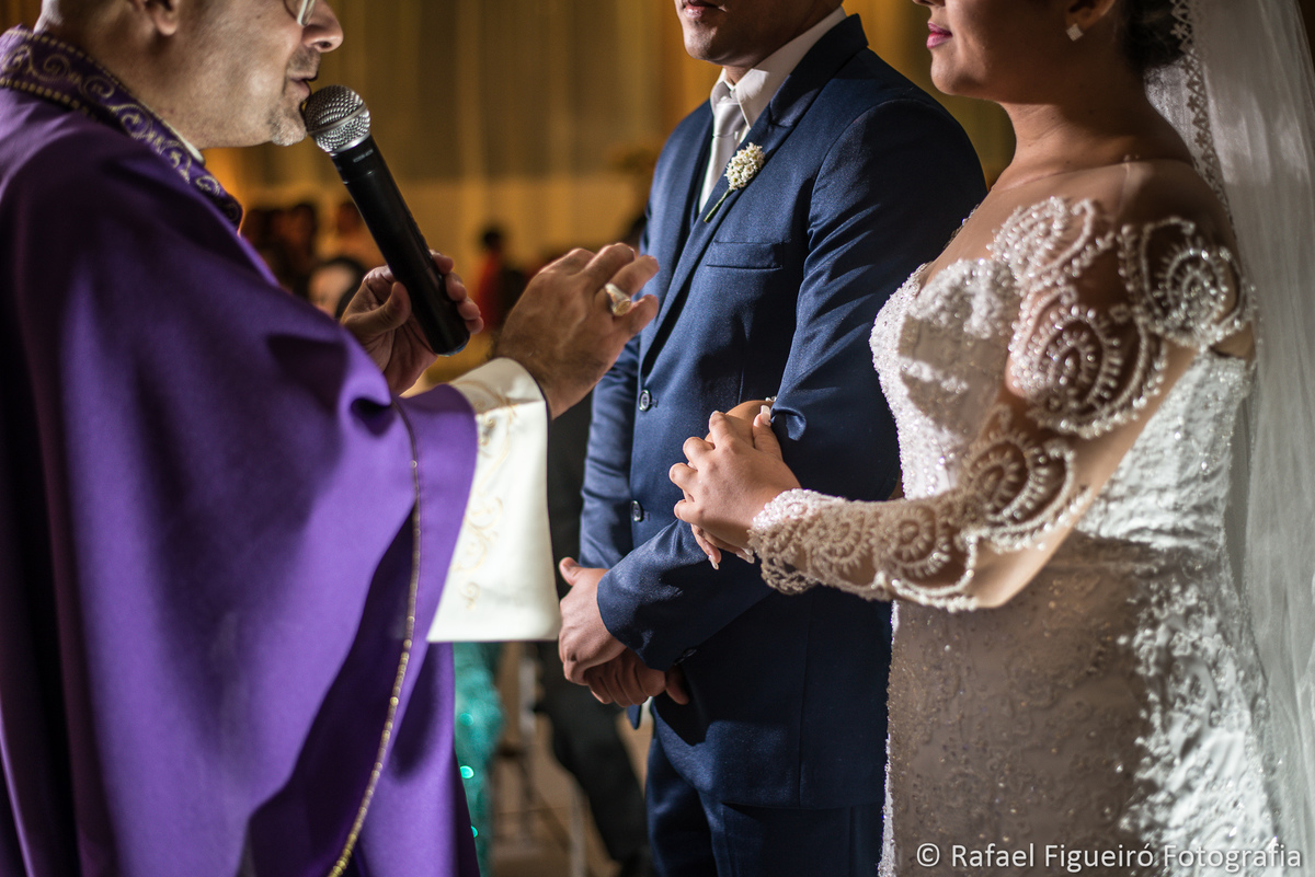 detalhe crop moderno noivos de braços dados cerimonia religiosa bispo dom markos leal