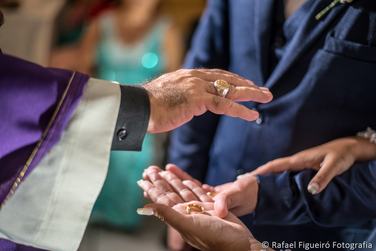 anel religioso benção das alianças nas mãos dos noivos