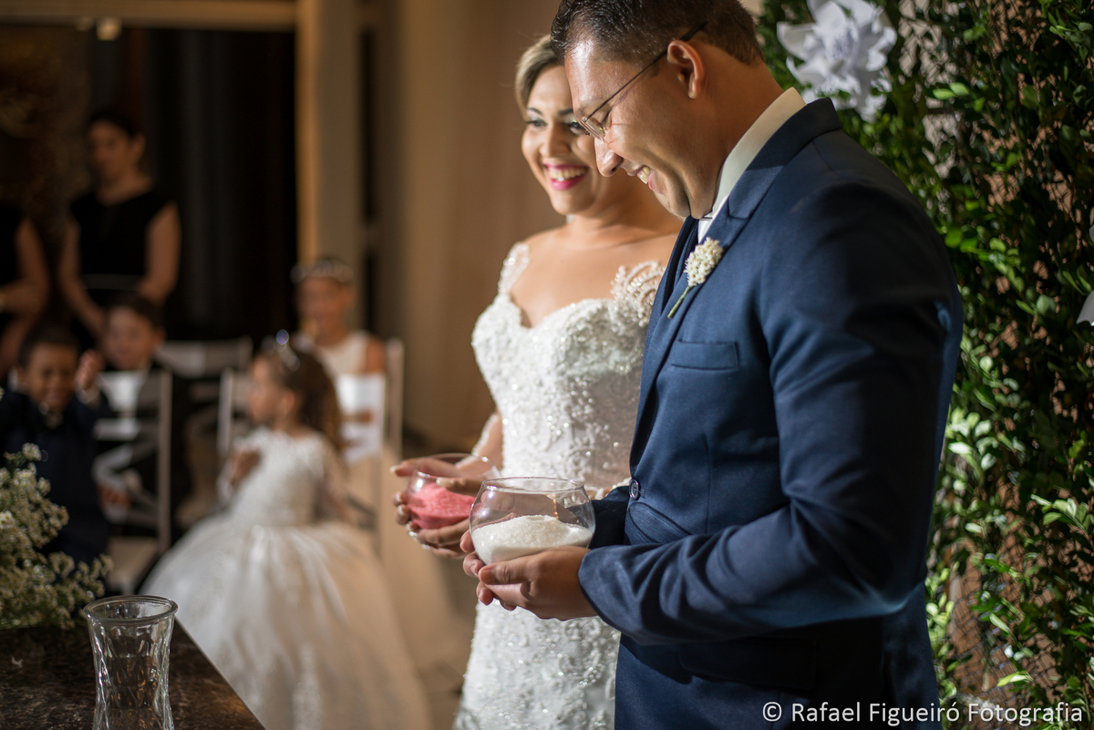 noivos segurando recipiente com areia rito das areias ritual