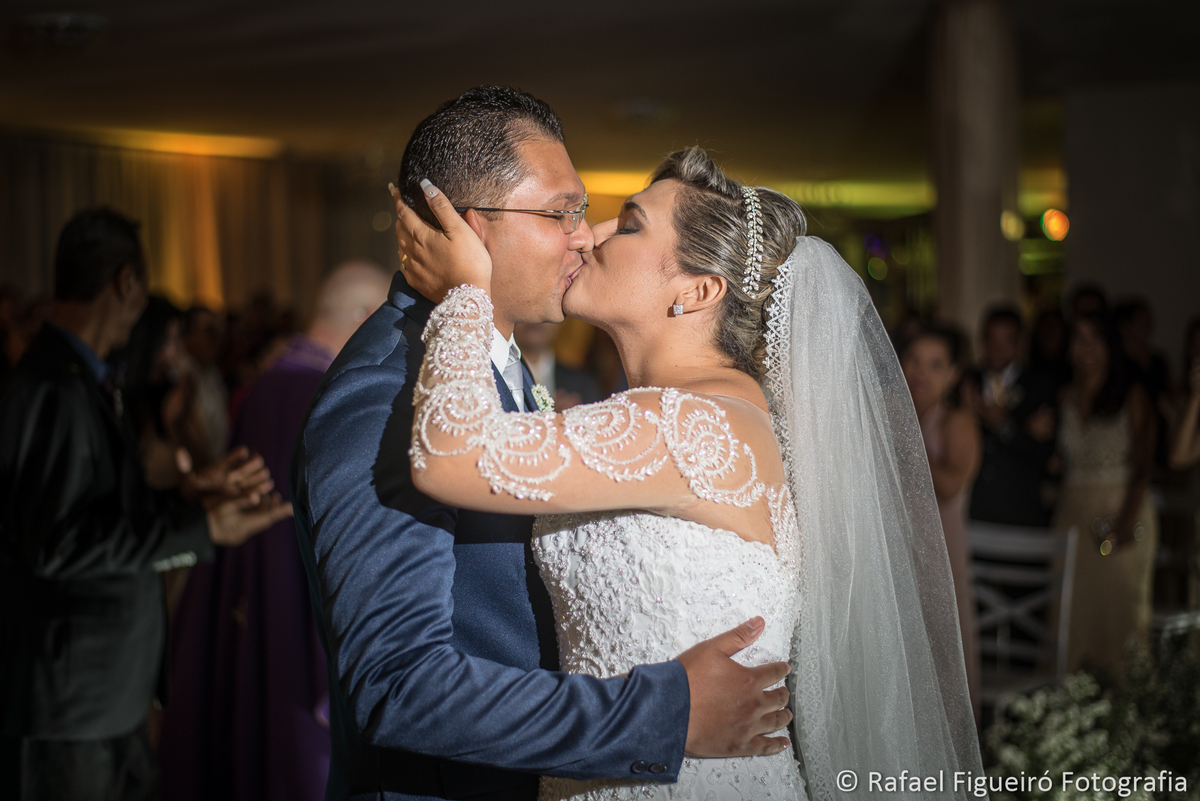 beijo dos noivos cerimônia religiosa