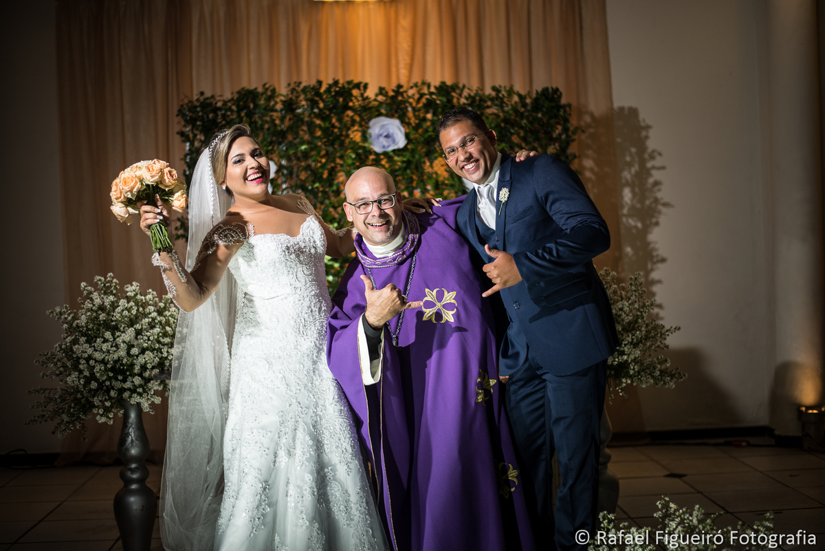 bispo markos leal com noivos foto descontraída hang lose