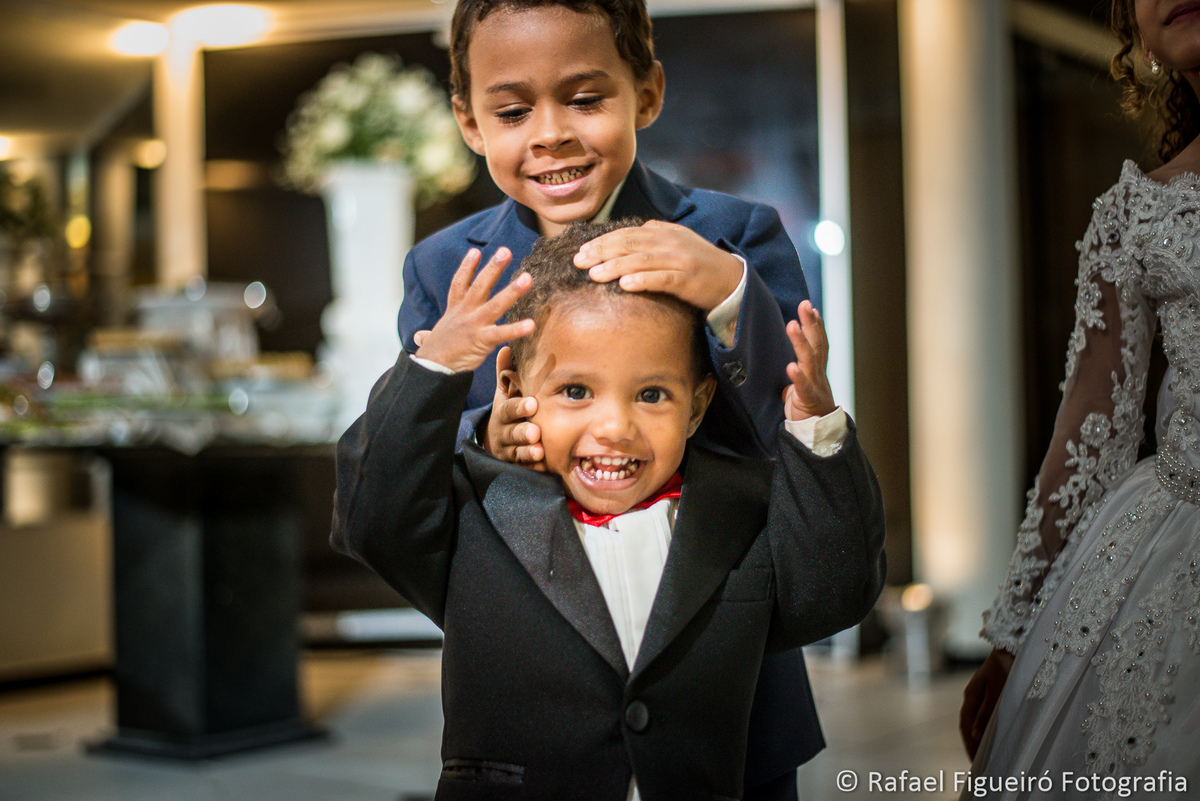 buling pajens brincando e sorrindo