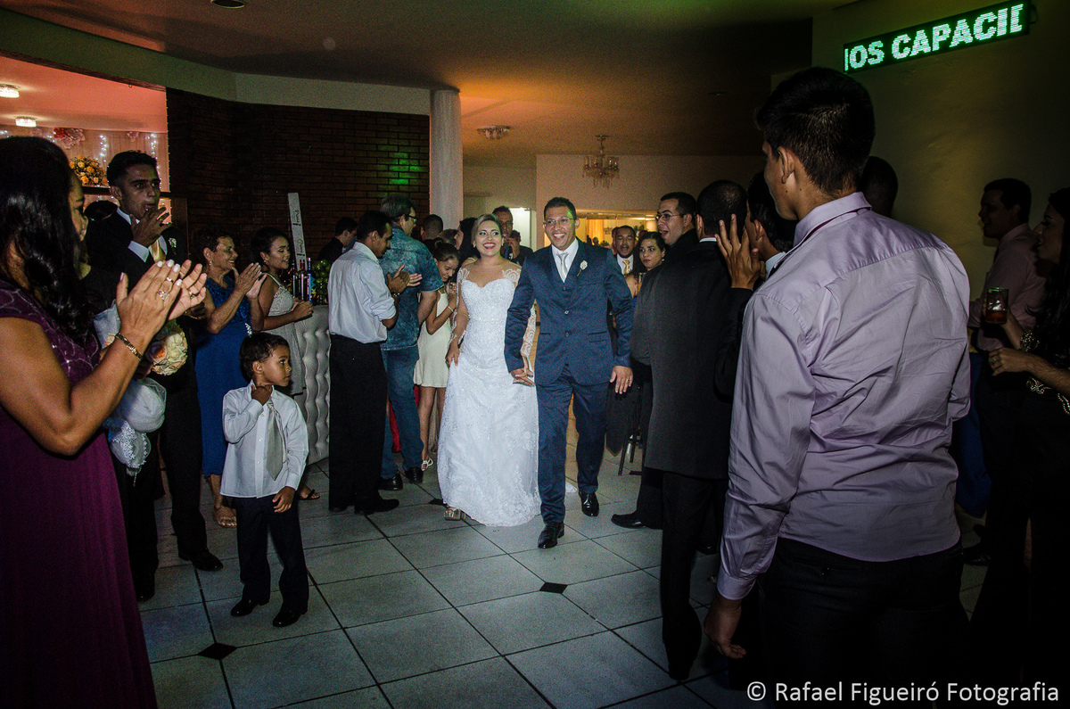 noivos chegando na festa recepção para valsa