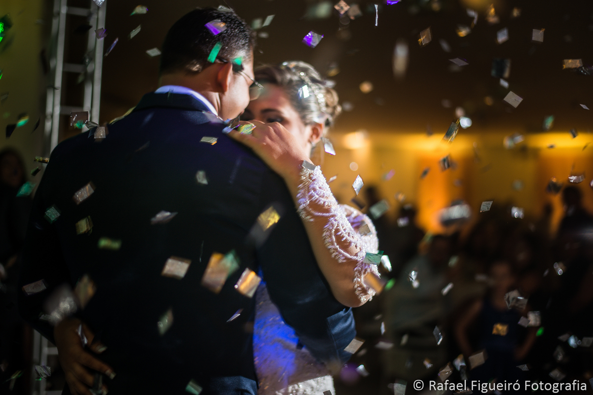 noivos dançando valsa chuva de prata papel picado