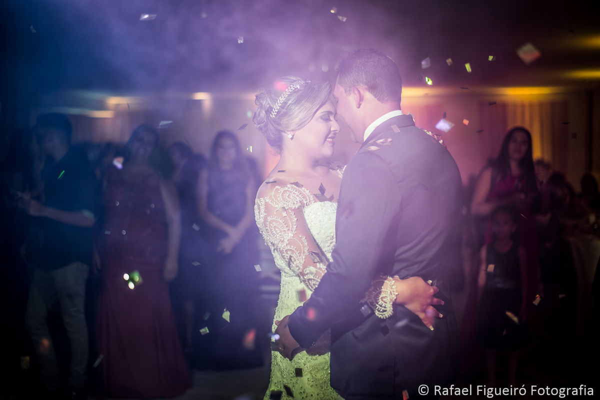 noivos dançando valsa papel picado fumaça