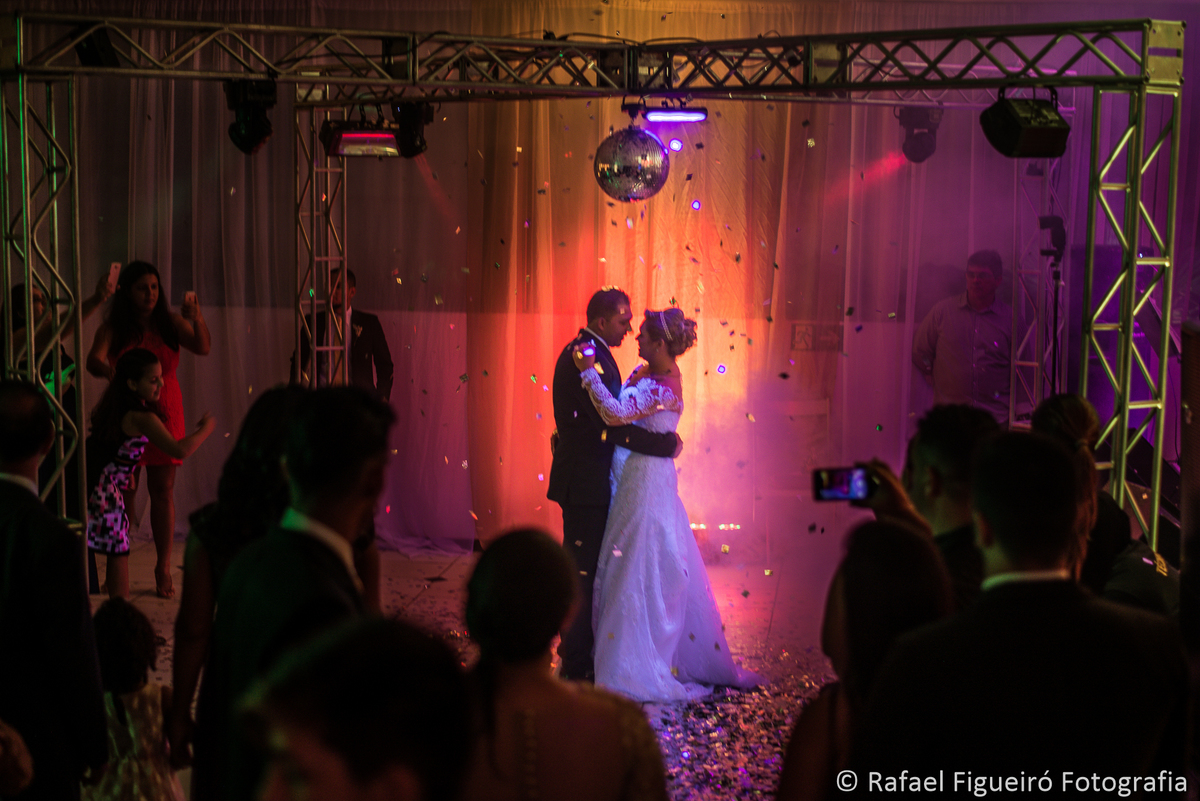 noivos dançando valsa chuva de prata papel picado fumaça dancing globo espelhado