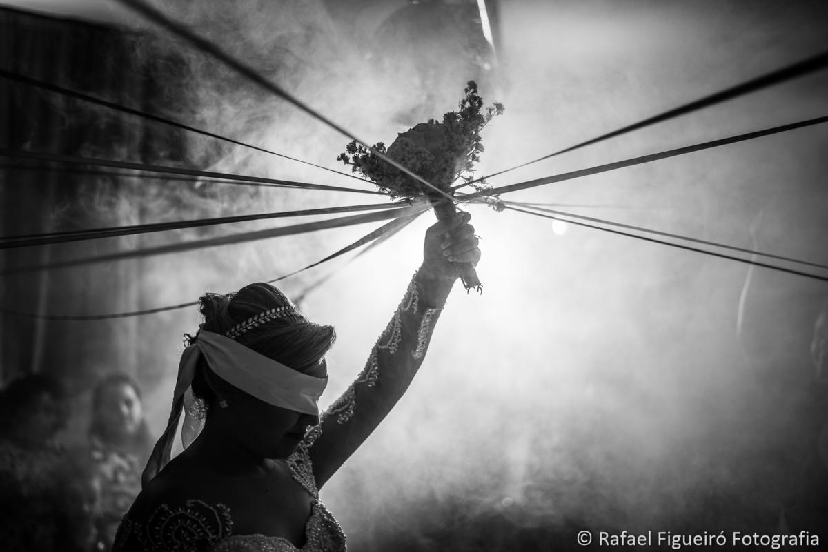 ciranda do buquet fitas amarradas fumaça branca acesa preto e branco