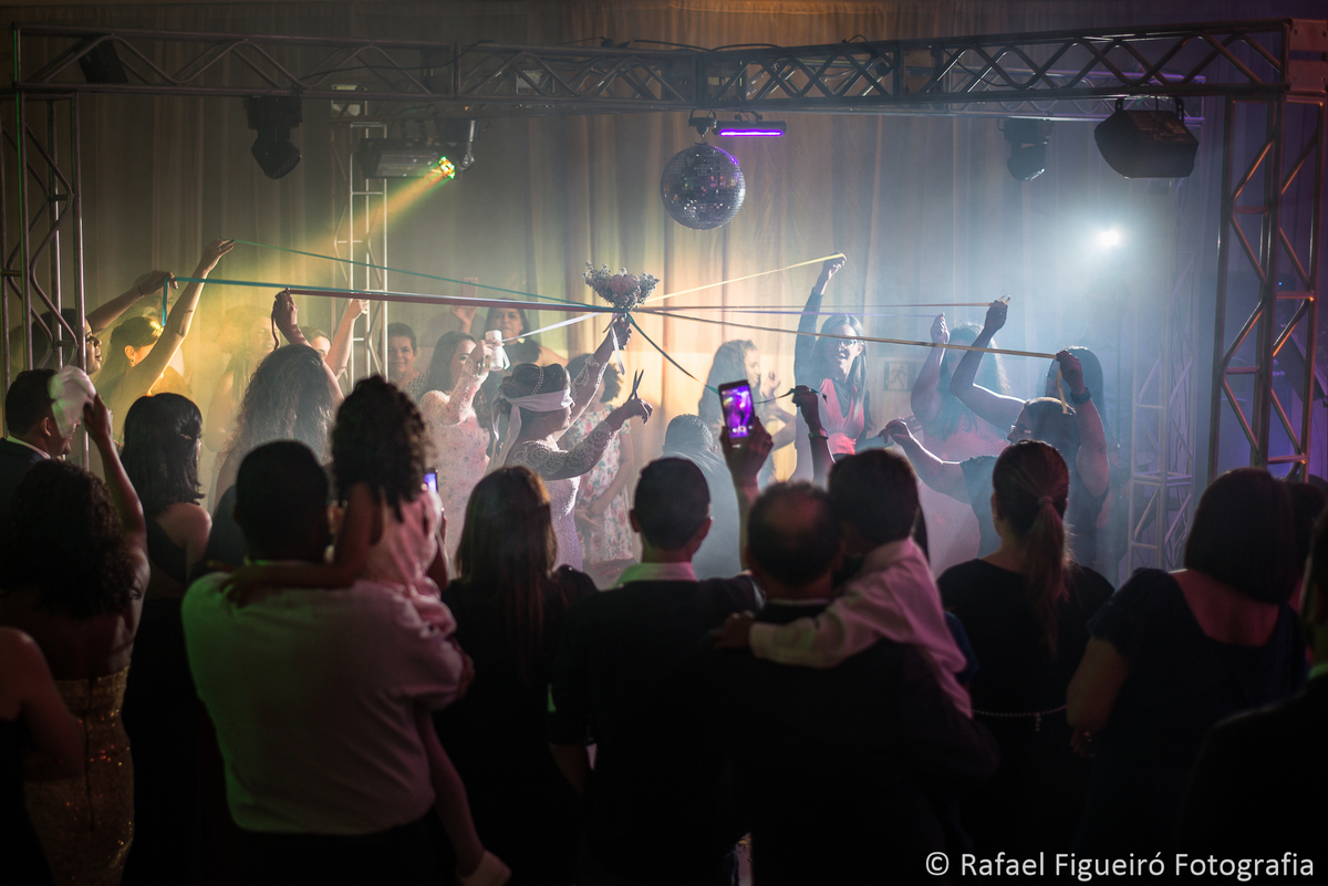 ciranda do buquet jogando fitas amarradas fumaça branca acesa dancing longe flash