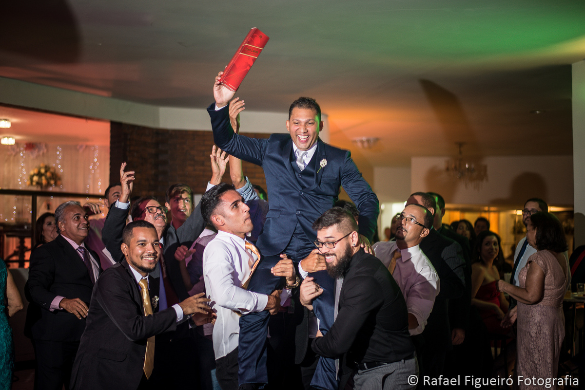 noivo sendo erguido pelos amigos festa felicidade bagunça garafa de whisky na mão jonie walker red