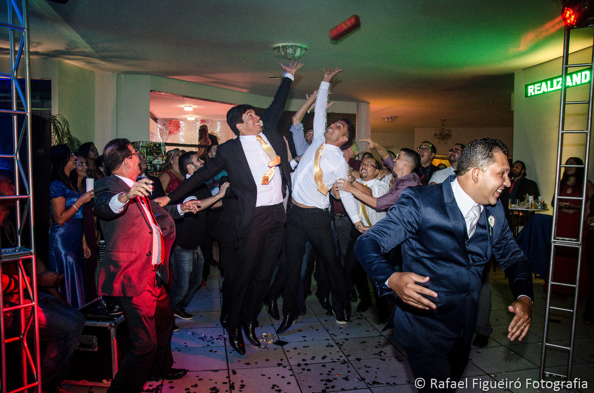 noivo jogando whisky para amigos festa felicidade bagunça garafa de whisky na mão jonie walker red tafarel zetti goleiro agarrar ponte defesa toco basquete disputa
