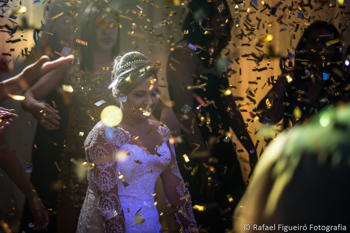 noiva requebrando chuva de prata papeis voando dançando até o chão