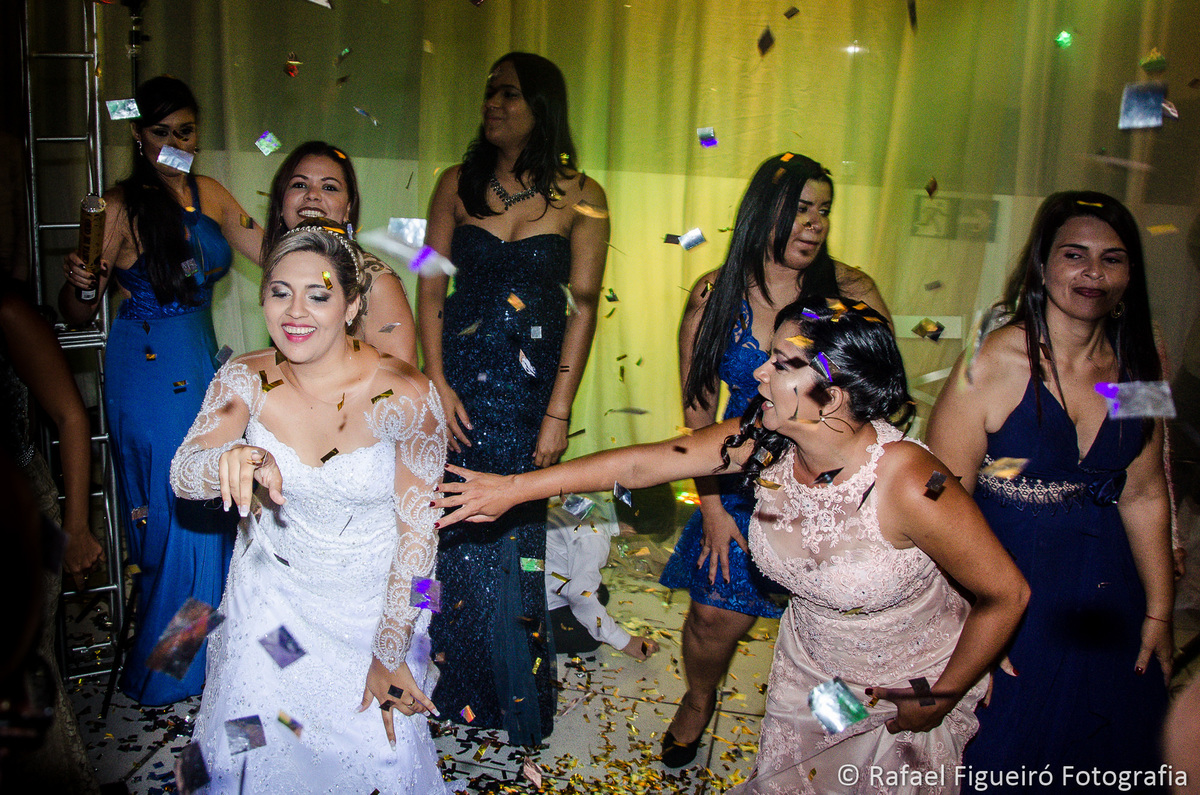 noiva requebrando chuva de prata papeis voando dançando até o chão