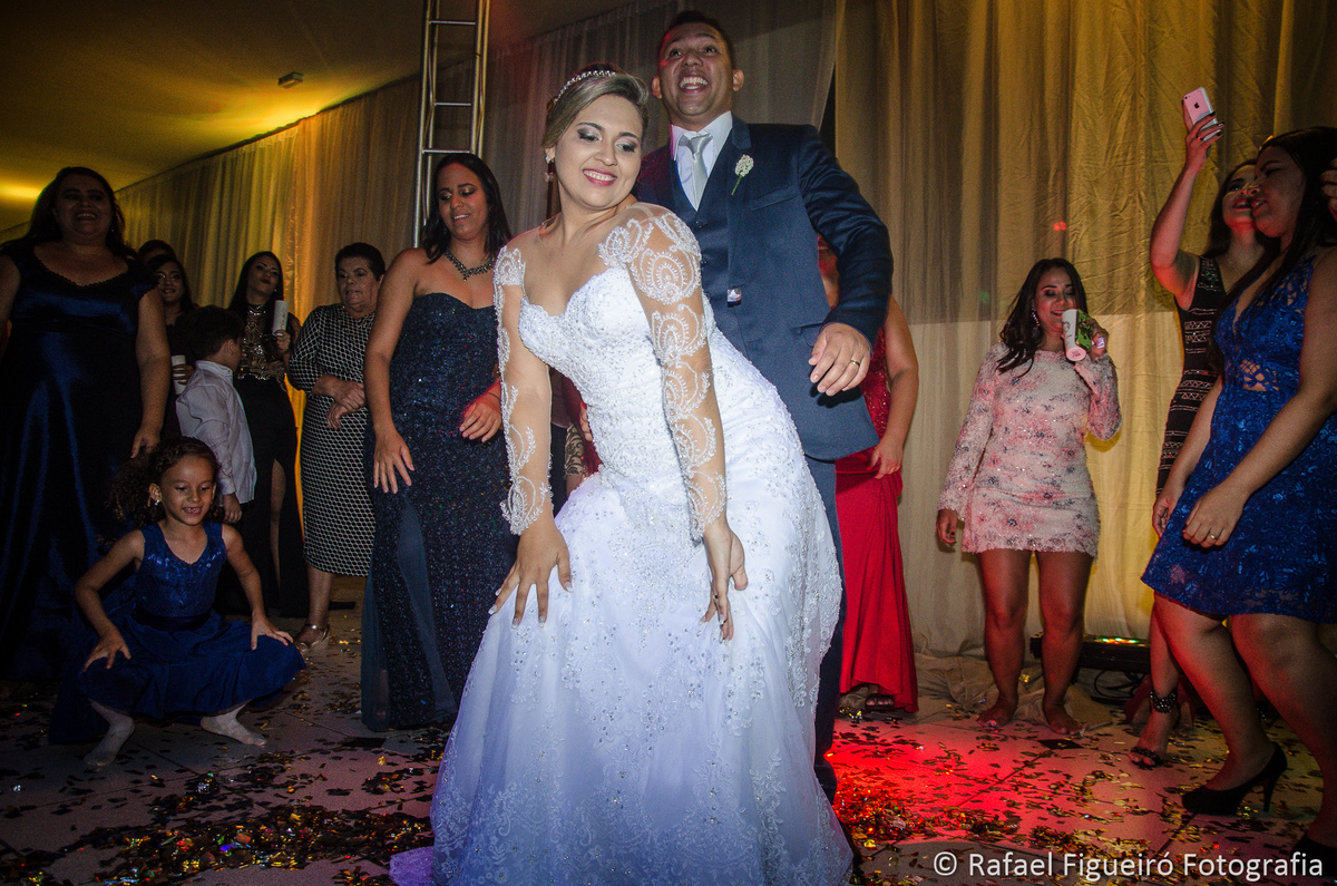 noiva requebrando na frente do noivo sensual sedução papeis voando dançando até o chão