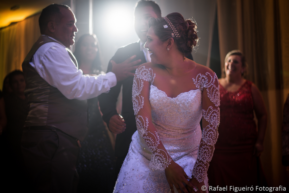 pai aparta dança sensual da filha com o noivo festa de casamento