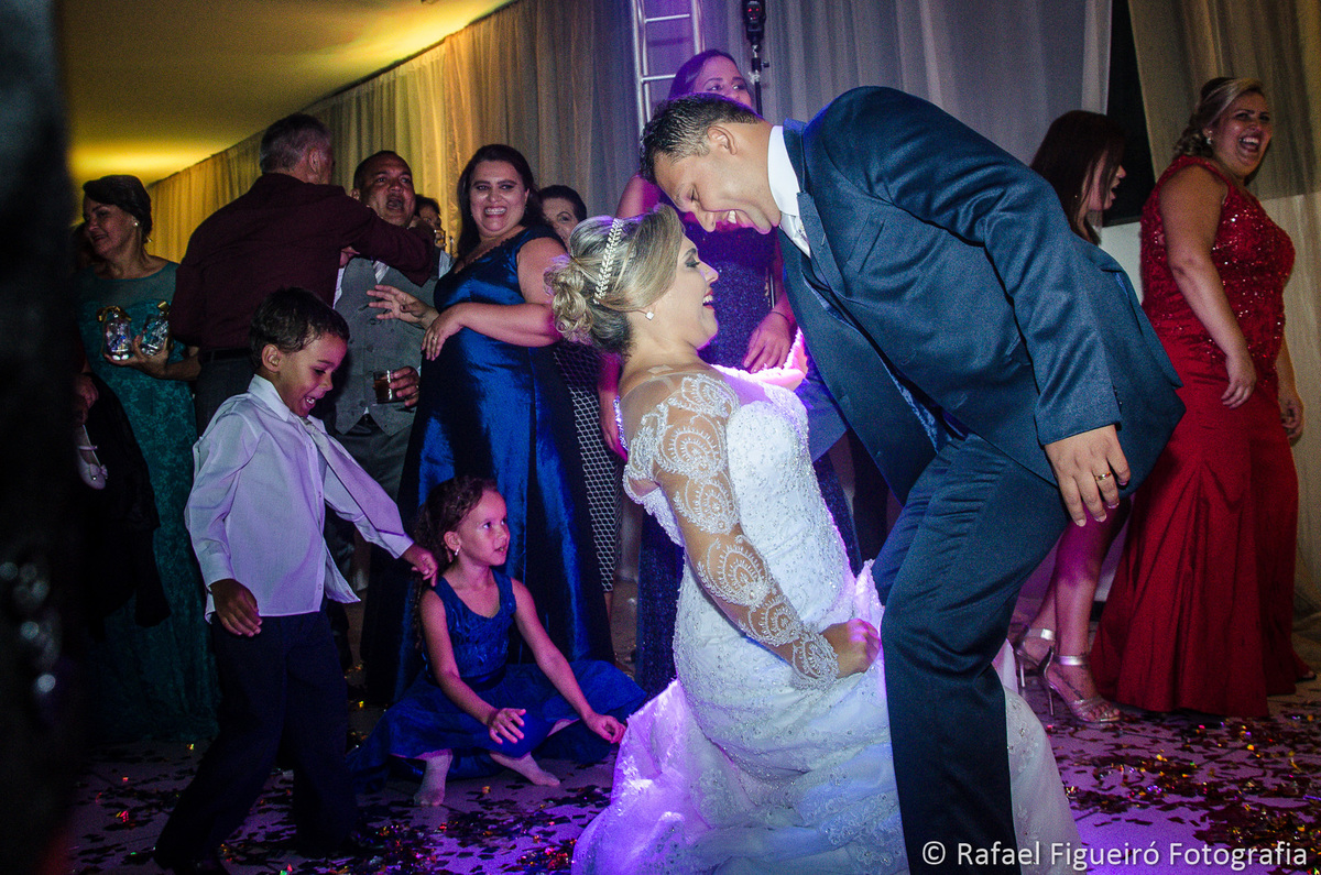 noiva requebrando na frente do noivo sensual sedução papeis voando dançando até o chão