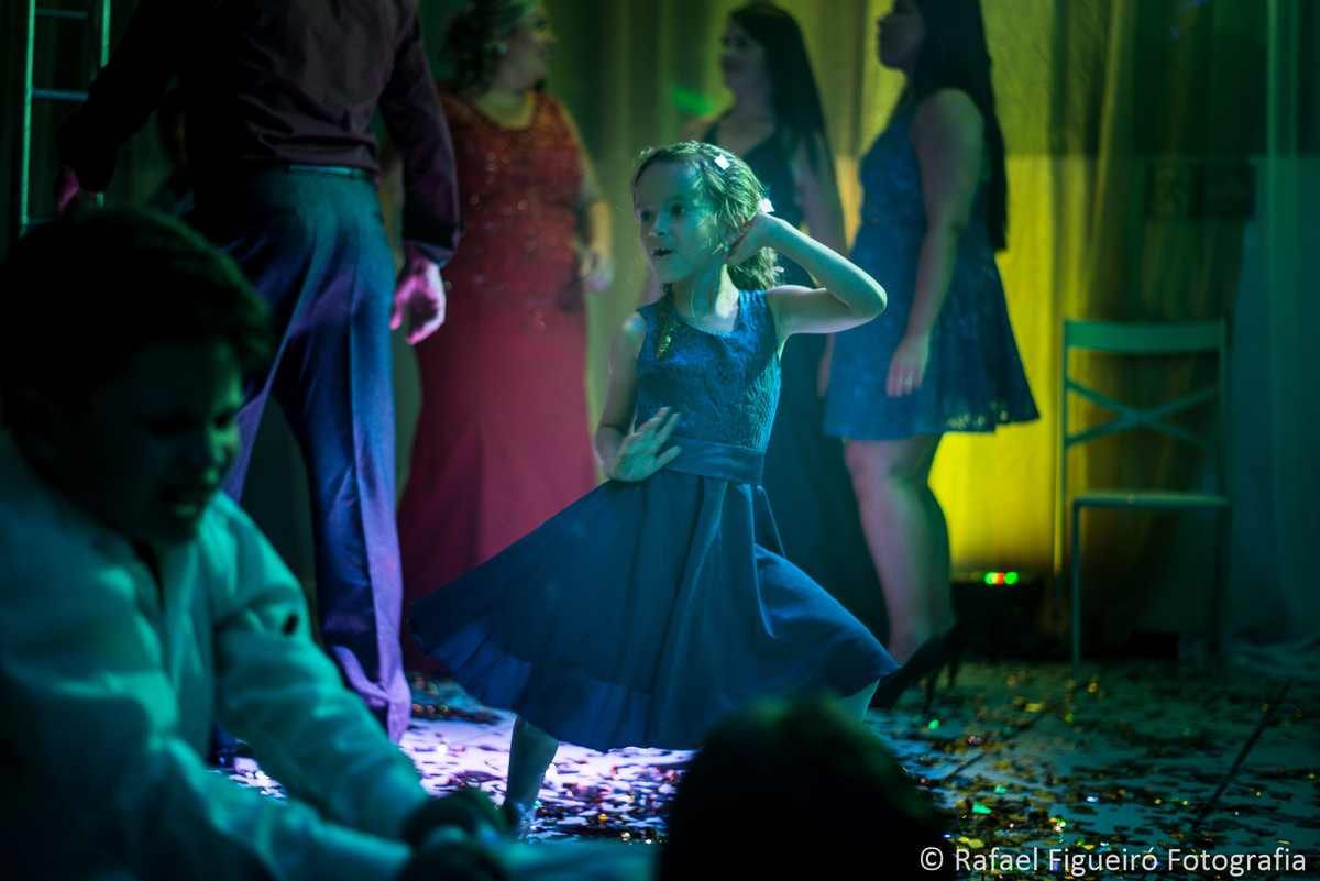 menina requebra dançarina até o chão gente grande dança