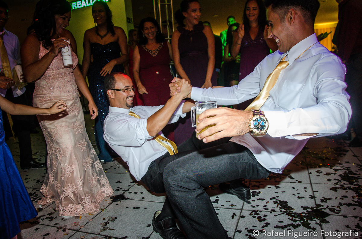 amigos dançando ponte braços dados mãos dadas equilibrio dança de salão