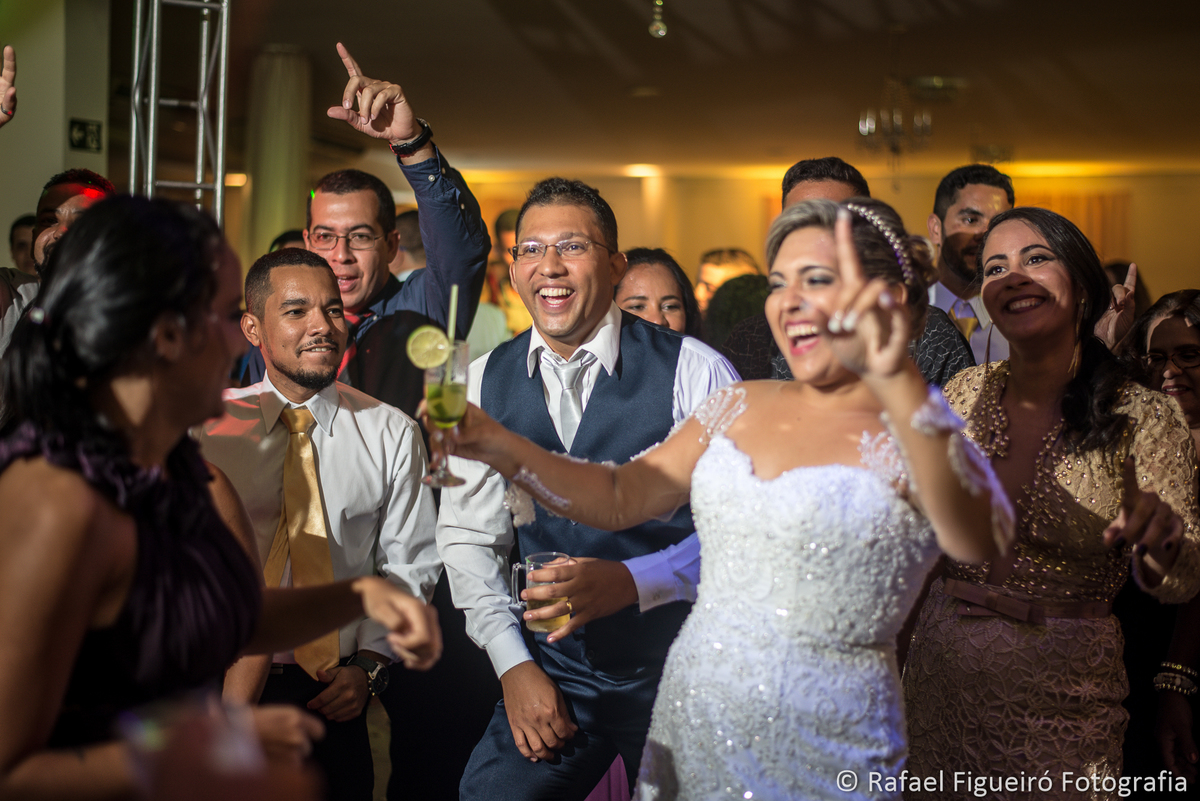 bagunça festa de casamento dança felicidade amigos amor