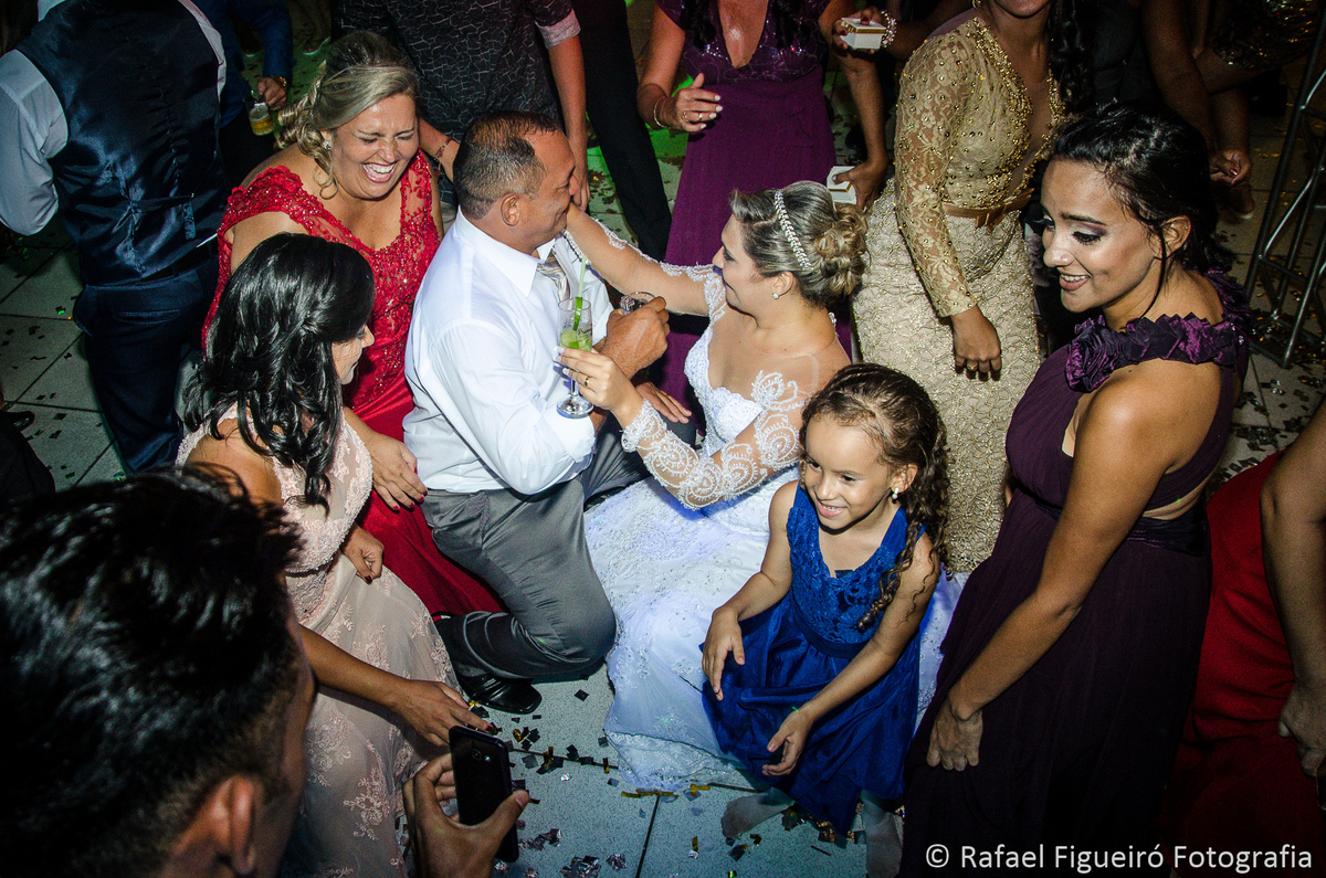 bagunça festa de casamento dança felicidade amigos amor pais dançando junto 