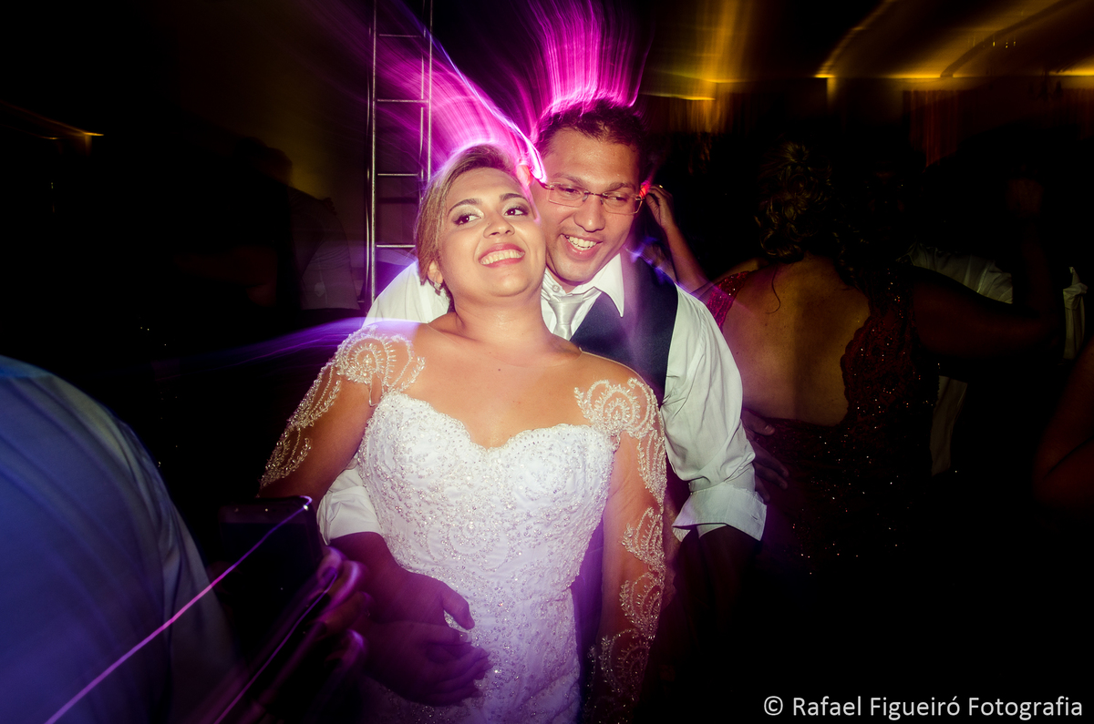 efeito riscado zoom in noivos dançando felizes sorrindo retrato moderno