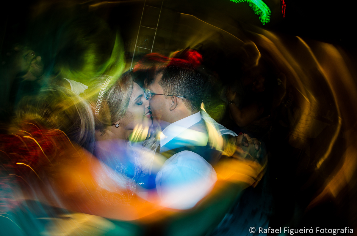 efeito riscado rotação girando noivos dançando felizes sorrindo retrato moderno