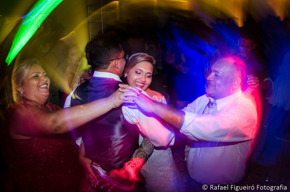 efeito riscado rotação girando noivos dançando felizes sorrindo retrato moderno junto com os pais sanduiche