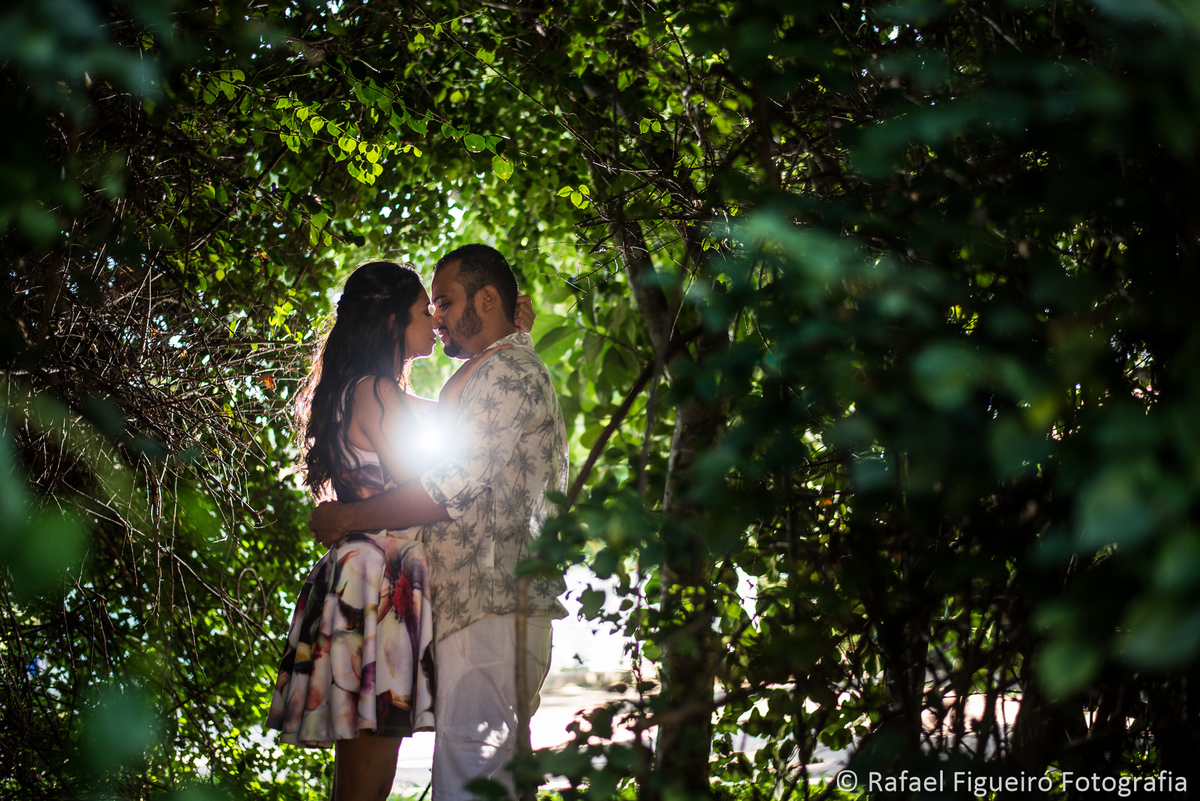 casal namorando sorindo em meio as plantas casa de campo
