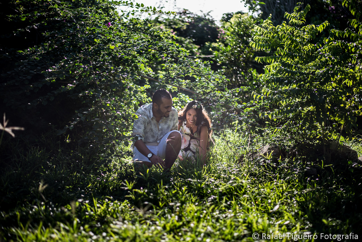 casal abaixado passando por baixo de espinhos