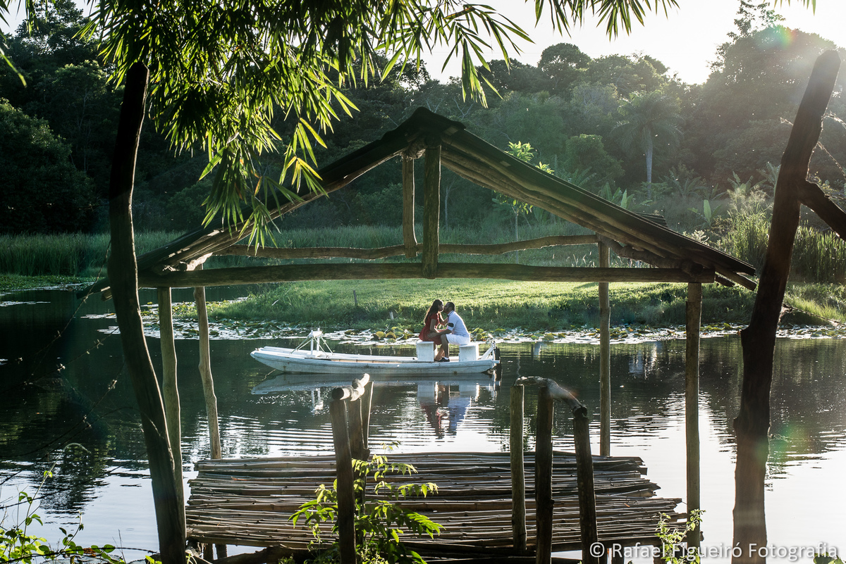casal jangada namorando lago por do sol cabana casa de campo