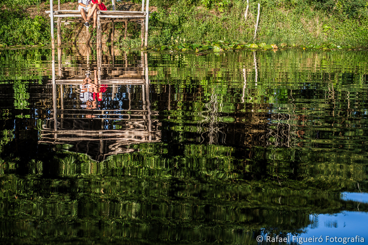 casal namorando em cabana beira do lago casa de campo engenho angicos, reflexo na agua