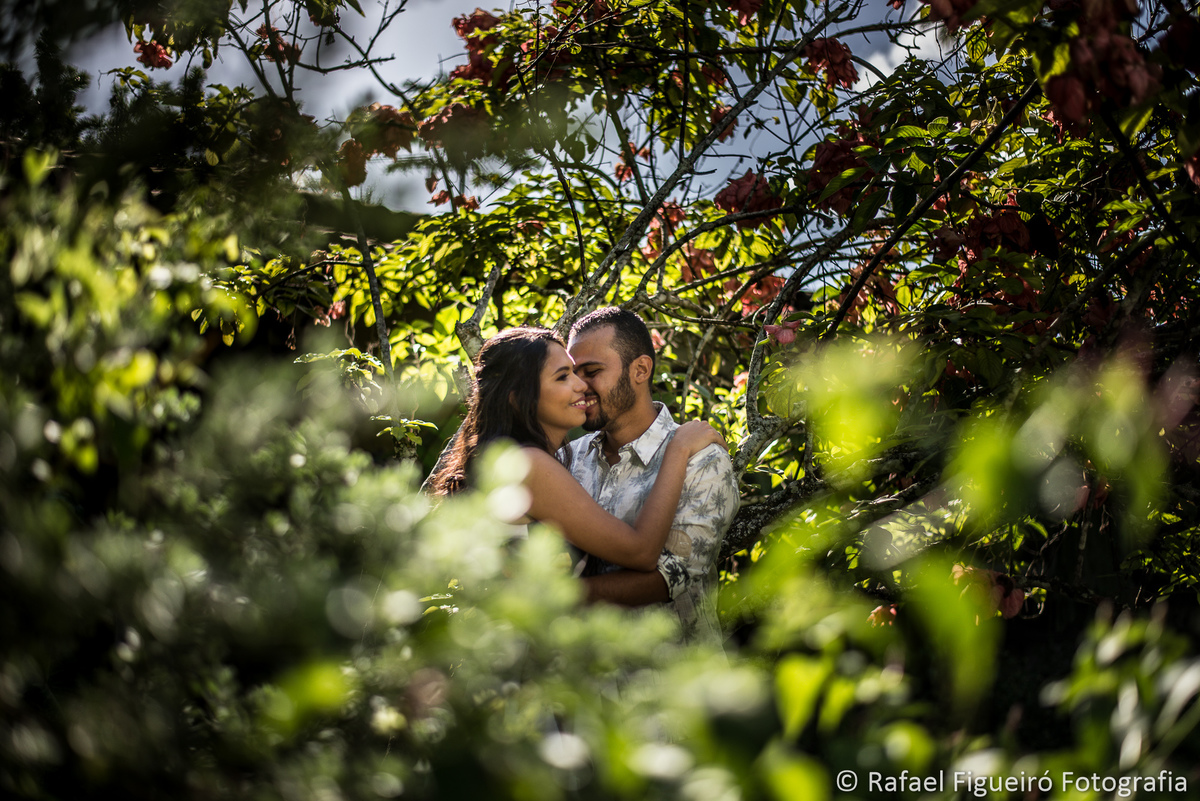 casal namorando sorindo em meio as plantas casa de campo