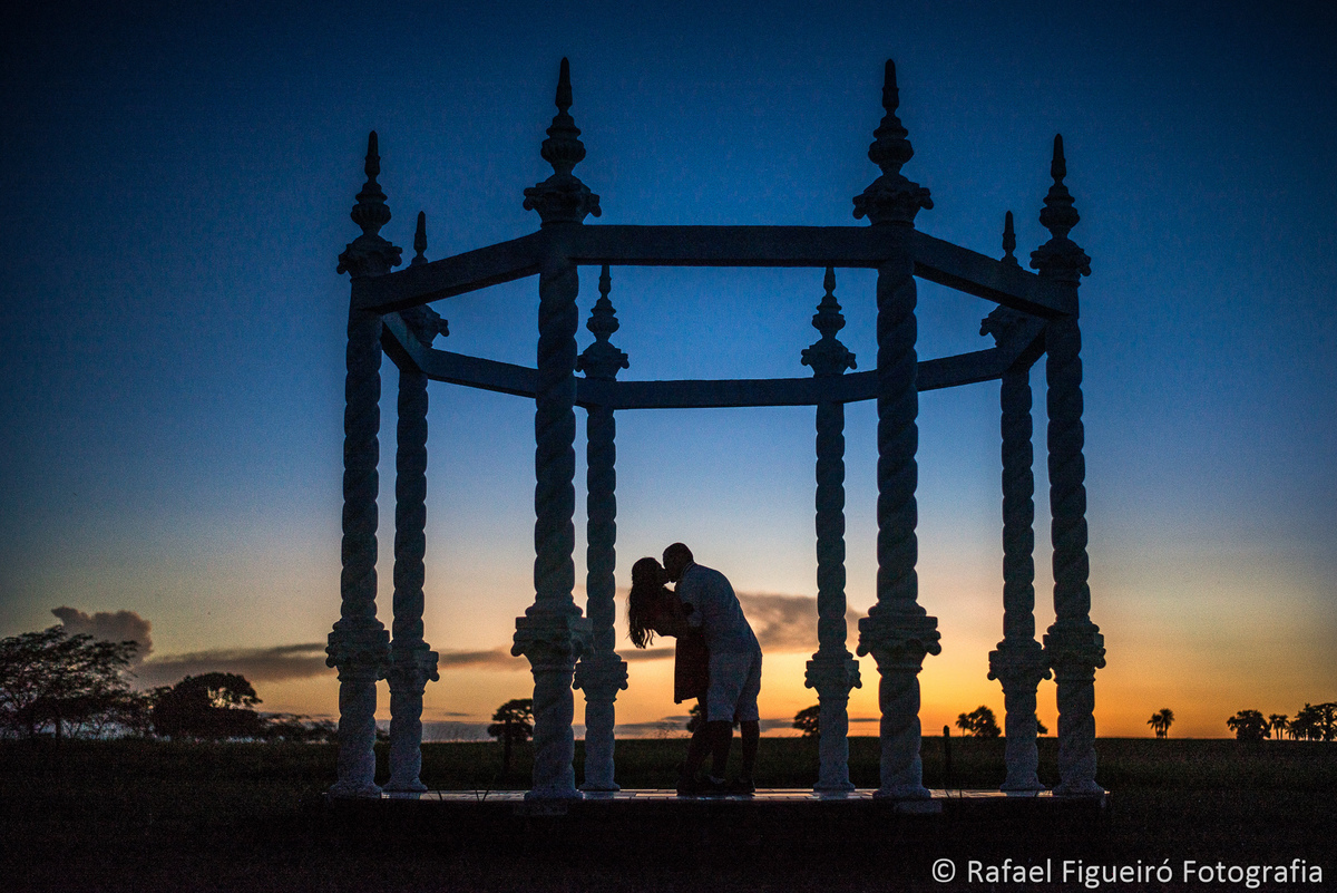 casal beijando cinema coreto ceu colorido azul amarelo namoro casa de campo
