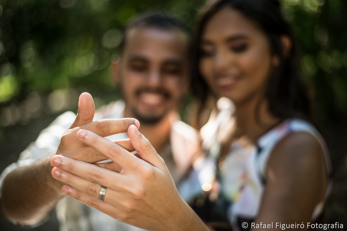 casal noivos sentindo vibraçao das mãos aliança anel