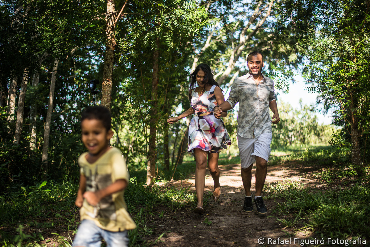 casal correndo atras de menino 