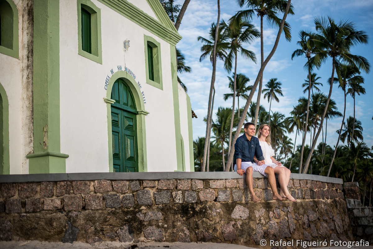 casal sentado observando sol nascer igreja sao benedito carneiros