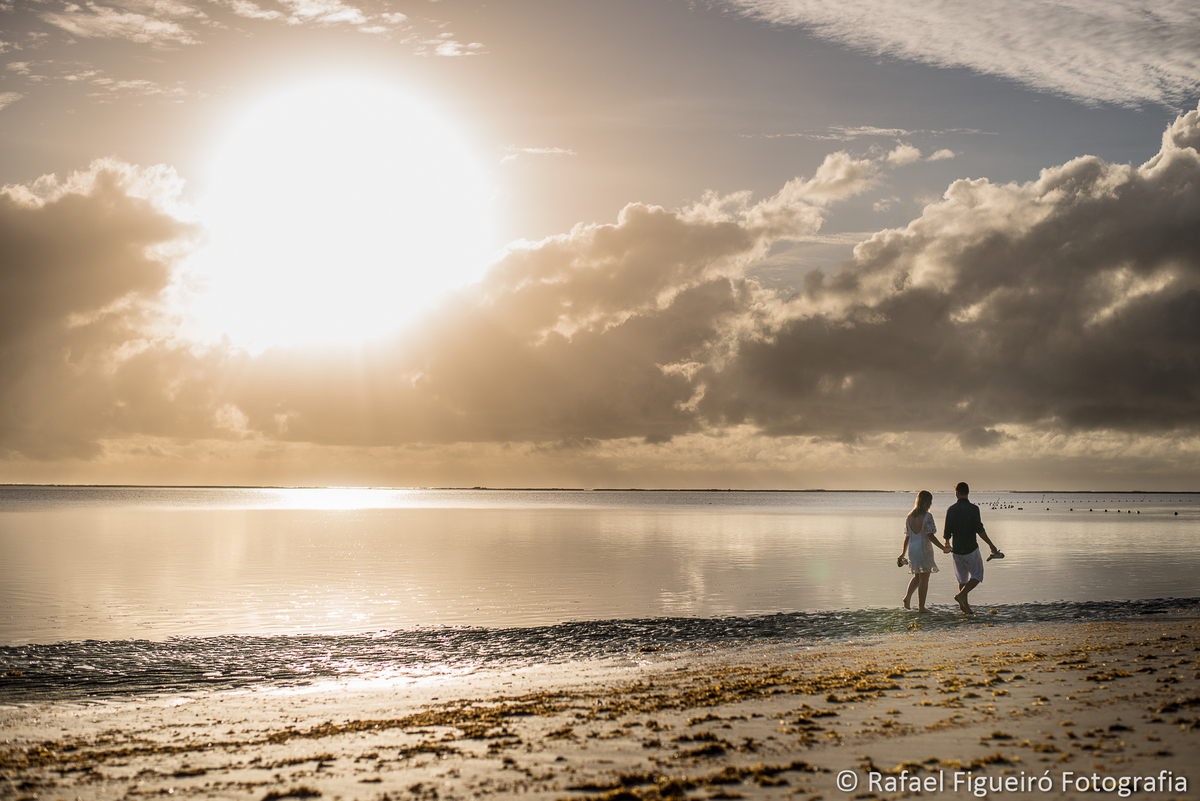 casal caminhando sol nascendo horizonte contra luz igreja sao benedito carneiros