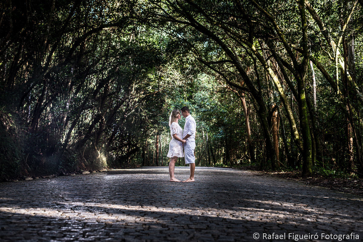 casal floresta estrada paralelepipedo carneiros