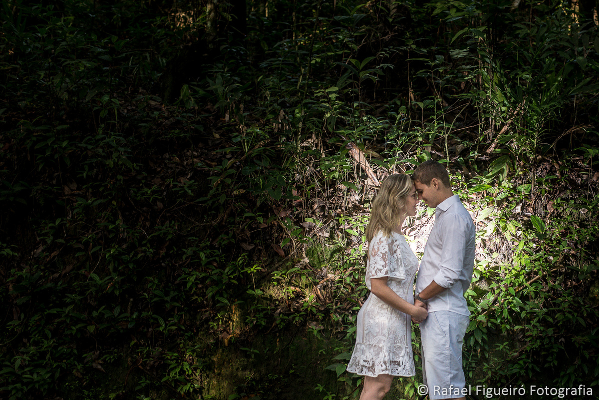 flash contra luz casal sorrindo olhando carneiros