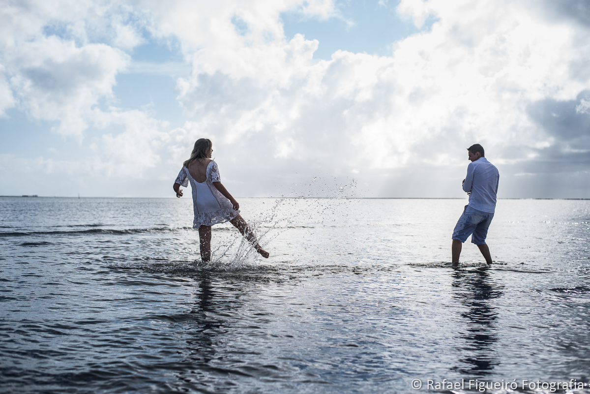casal brincando na agua praia de antunes alagoas