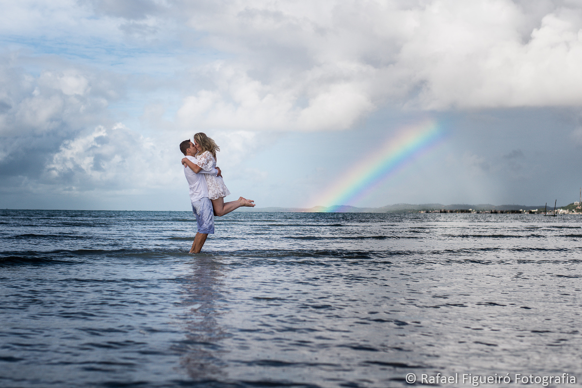 casal abraco pes levantados colo beijo arco-iris praia de antunes alagoas